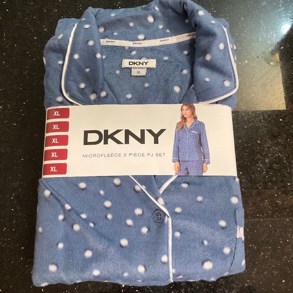DKNY Other - DKNY NWT XL microfleece 2 pc PJ set ladies, button up